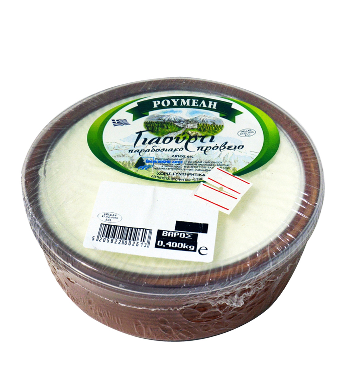 Traditioneller Schafsjoghurt Roumeli In Einem Tonbecher.